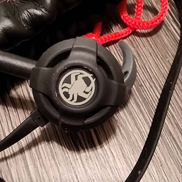 NWOT Headset/ Wired Ear Buds with Microphone - Picture 5 of 6